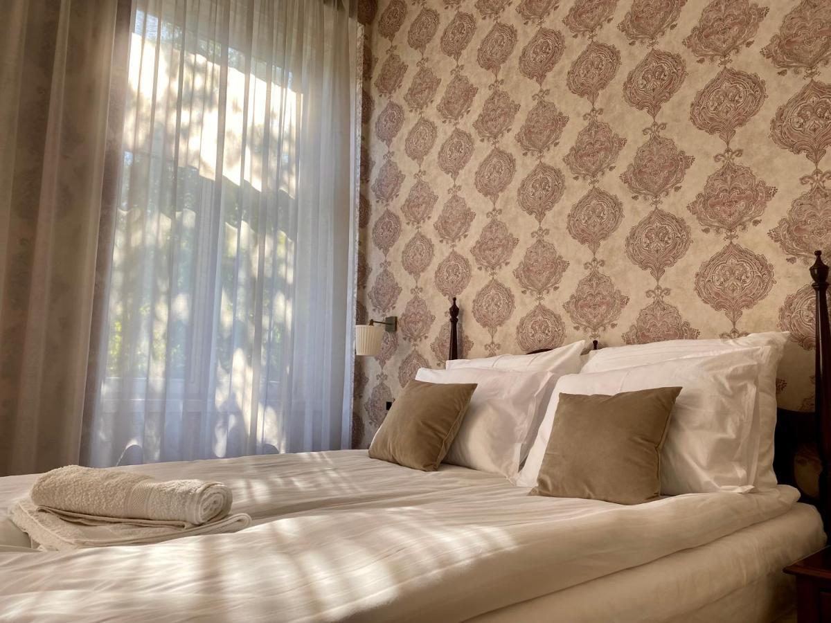 Opera16 Guestrooms Budapest Bagian luar foto