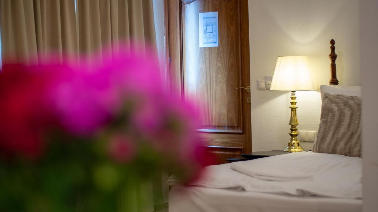 Opera16 Guestrooms Budapest Bagian luar foto
