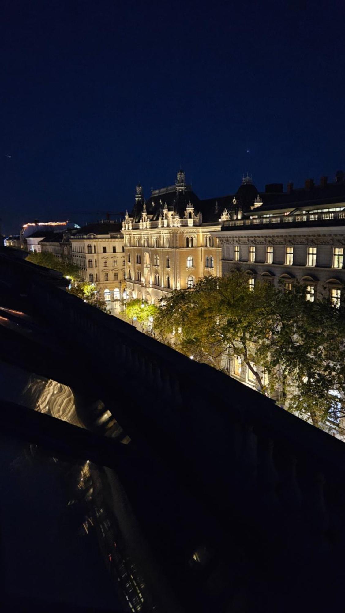 Opera16 Guestrooms Budapest Bagian luar foto