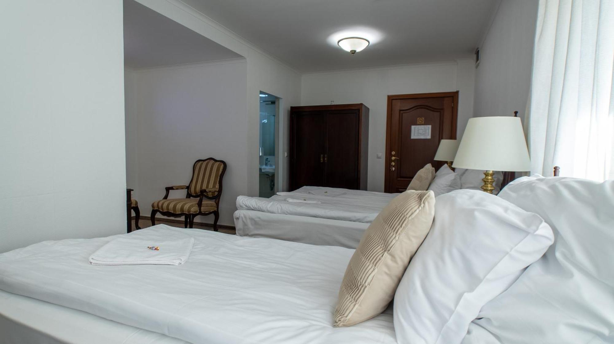 Opera16 Guestrooms Budapest Bagian luar foto