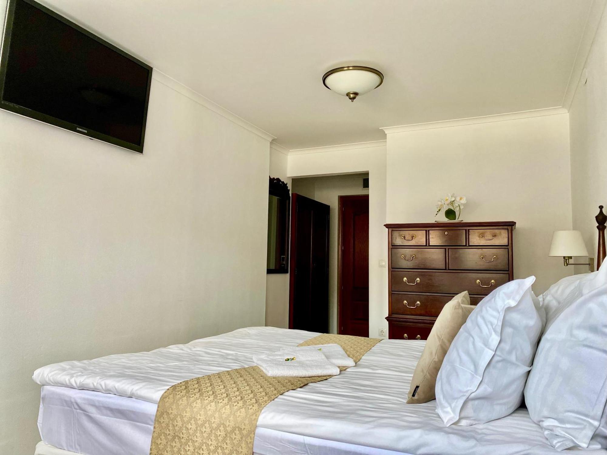 Opera16 Guestrooms Budapest Bagian luar foto