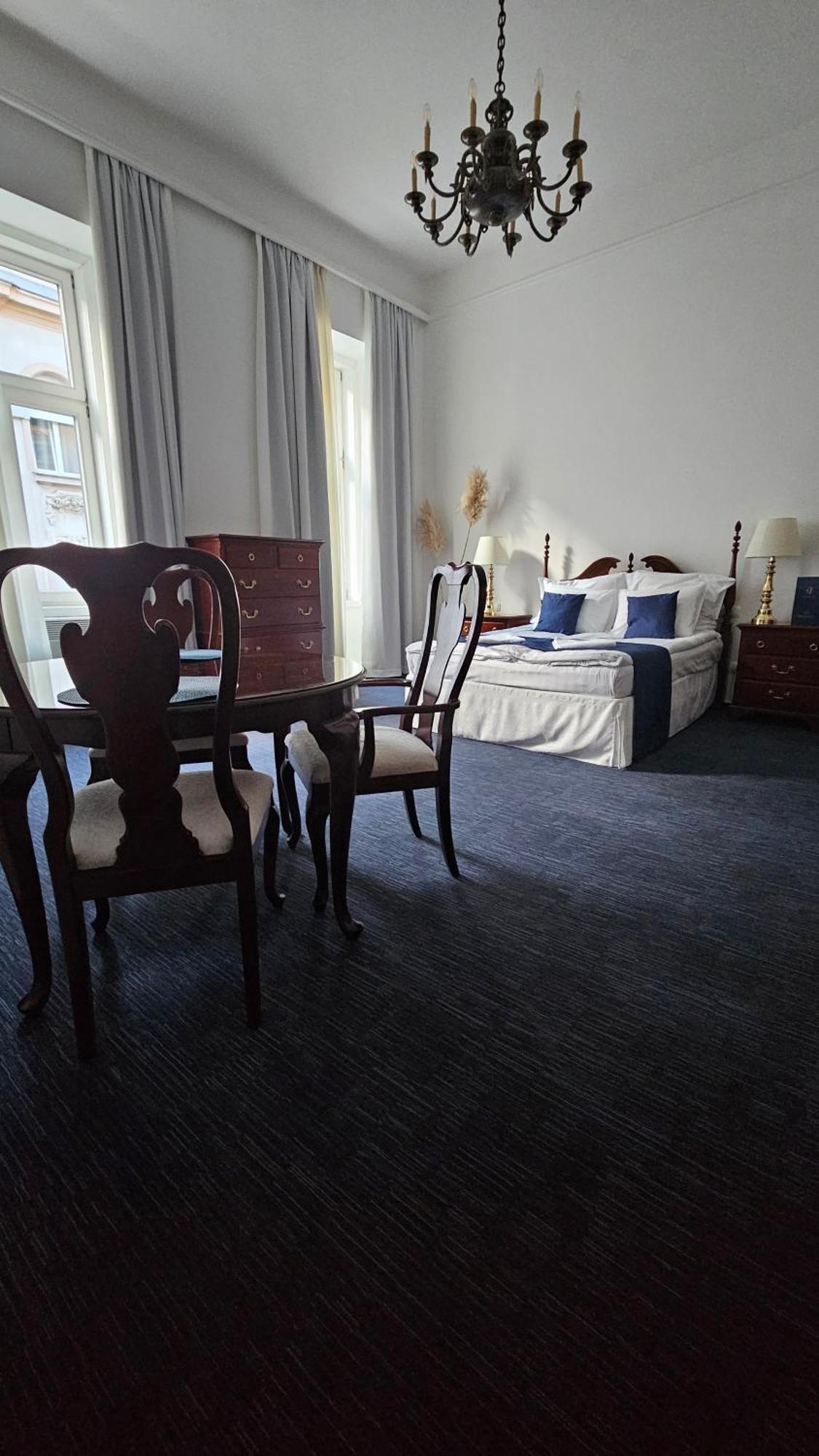 Opera16 Guestrooms Budapest Bagian luar foto